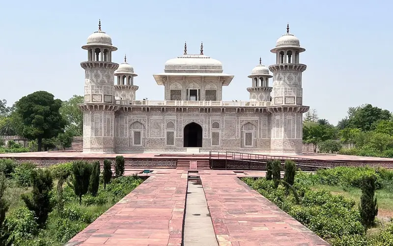 Complete Halal Travel Guide to Golden Triangle – Mosques, Halal Food and Prayer Friendly Hotels