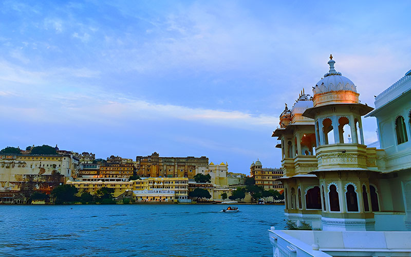 Why International Travellers Fall in Love with Udaipur – The City of Lakes, Light & Royal Charm